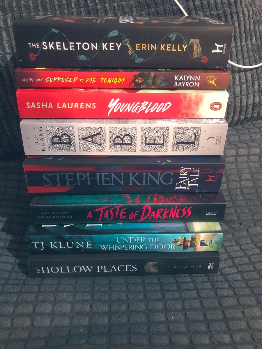Had a big day out with my boyfriend. This included going to Waterstones, he said he’d buy me anything as long as I can carry them! 😍 so big book haauulll!!!