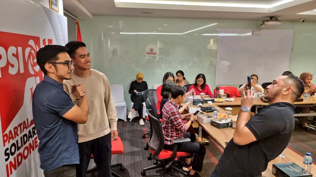 Di TV One tadi saya bilang bahwa kultur PSI adalah egaliter. Misal, seorang kader biasa foto dengan Ketum baru, yang motoin mantan Ketum yang sekarang jadi Pembina. Makanya saya gak ngerti ketika seseorang bicara senioritas, hierarki kehormatan, apalah². We are all equal 😄