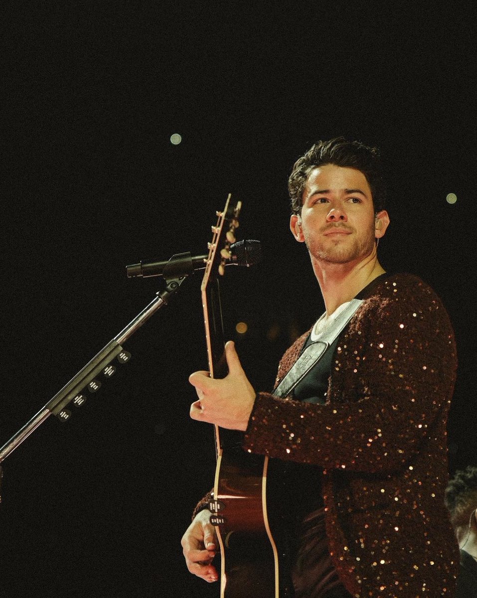 Pictures of Nick Jonas that make me want to yeet myself into the sun. ☀️