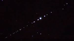 Hoje vi um comboio de satélites pela primeira vez !😍😍