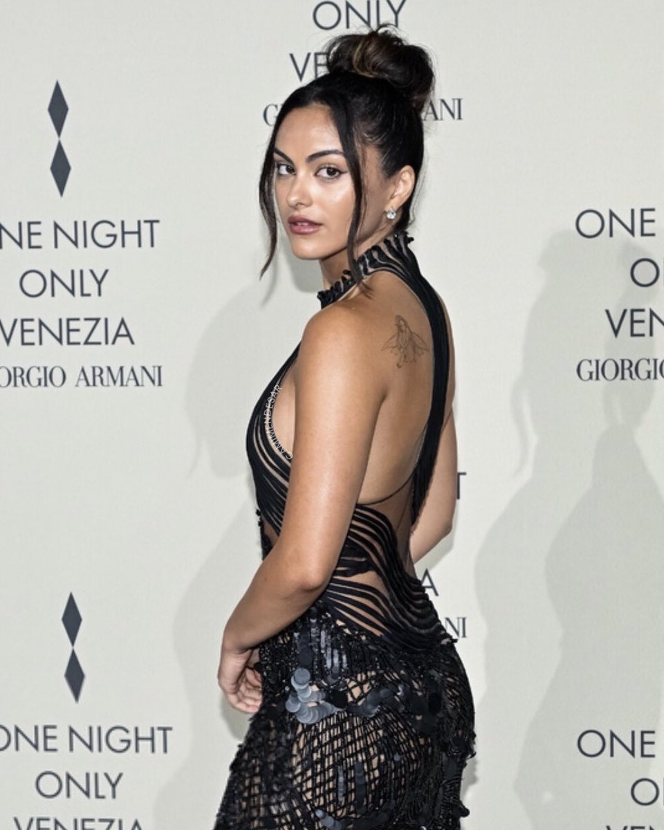 ᅟᅟ

               marissa at the fashion week
               ——— a thread 

ᅟᅟ
ᅟᅟ