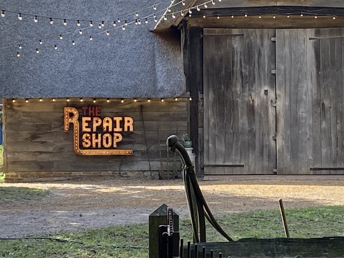 JulianMoore11's tweet photo. Guess where we were… 25/09 ⁦@TheRepairShop⁩ @rachlou87 https://t.co/qO5R3eZYSv