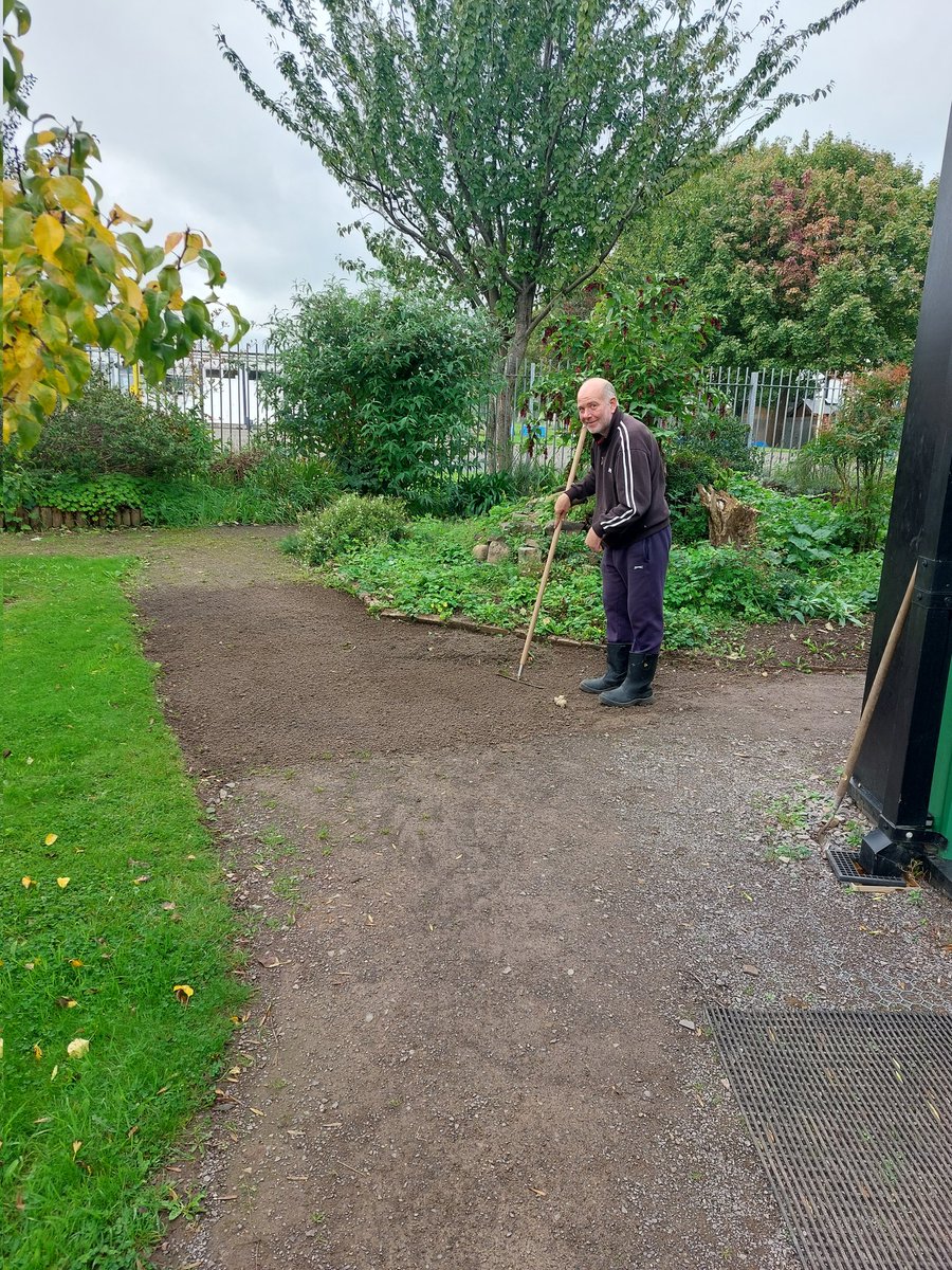 StPetersComm's tweet image. ☀️Great morning pond,  path and bed clearing 🙂
