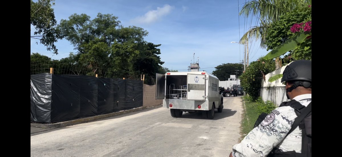 ElVigiaCancun's tweet photo. #Cancún Aunque la unidad de Servicios Periciales es nueva, el área donde trasladan los cuerpos la amarran con una soga o de plano les vale y van con las puertas abiertas. Al parecer al fiscal Raciel López Salazar, el presupuesto no le alcanzó para una mejor unidad @FGEQuintanaRoo https://t.co/3qKxJmw1bT
