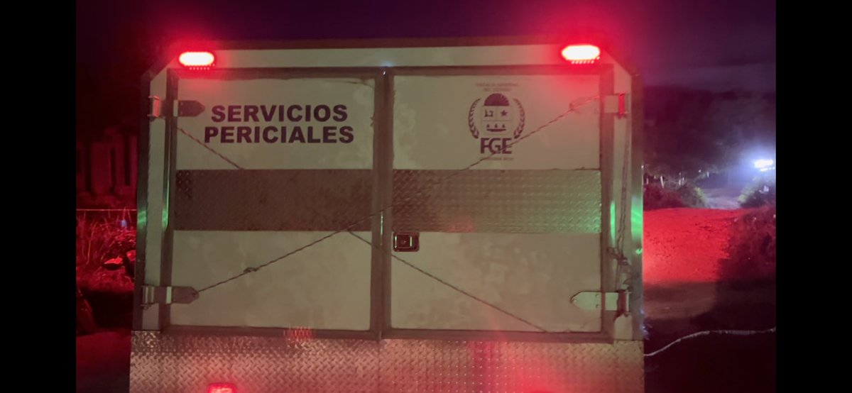 ElVigiaCancun's tweet photo. #Cancún Aunque la unidad de Servicios Periciales es nueva, el área donde trasladan los cuerpos la amarran con una soga o de plano les vale y van con las puertas abiertas. Al parecer al fiscal Raciel López Salazar, el presupuesto no le alcanzó para una mejor unidad @FGEQuintanaRoo https://t.co/3qKxJmw1bT