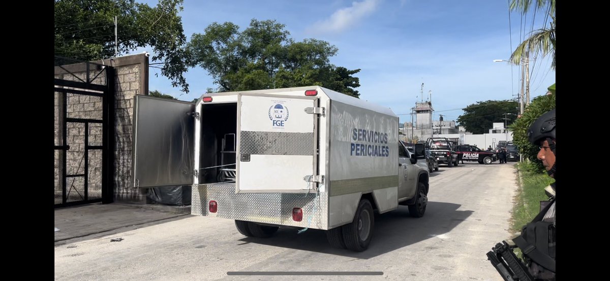 ElVigiaCancun's tweet photo. #Cancún Aunque la unidad de Servicios Periciales es nueva, el área donde trasladan los cuerpos la amarran con una soga o de plano les vale y van con las puertas abiertas. Al parecer al fiscal Raciel López Salazar, el presupuesto no le alcanzó para una mejor unidad @FGEQuintanaRoo https://t.co/3qKxJmw1bT