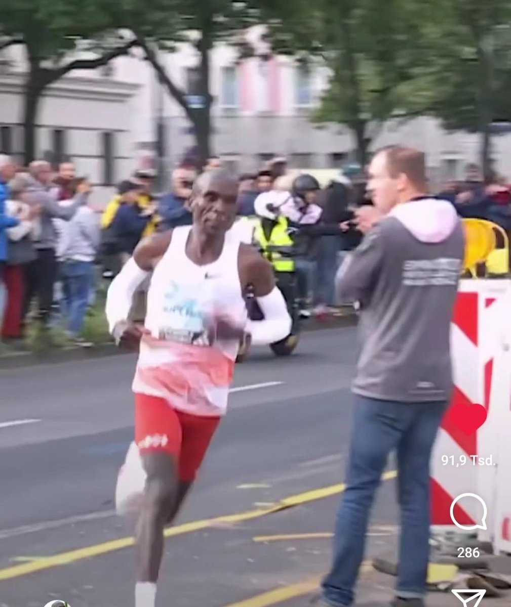 Noch schnell Tip für die letzten 10 km gegeben. #Berlin #BerlinMarathon2023 #Kipchoge #support