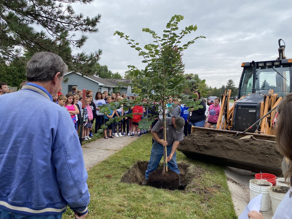 awlswa's tweet image. Thank you to the Waterville Tree Commission for leading our Arbor Day tree planting today! 🌳🌎❤️ #OSLN #Community #STEAM