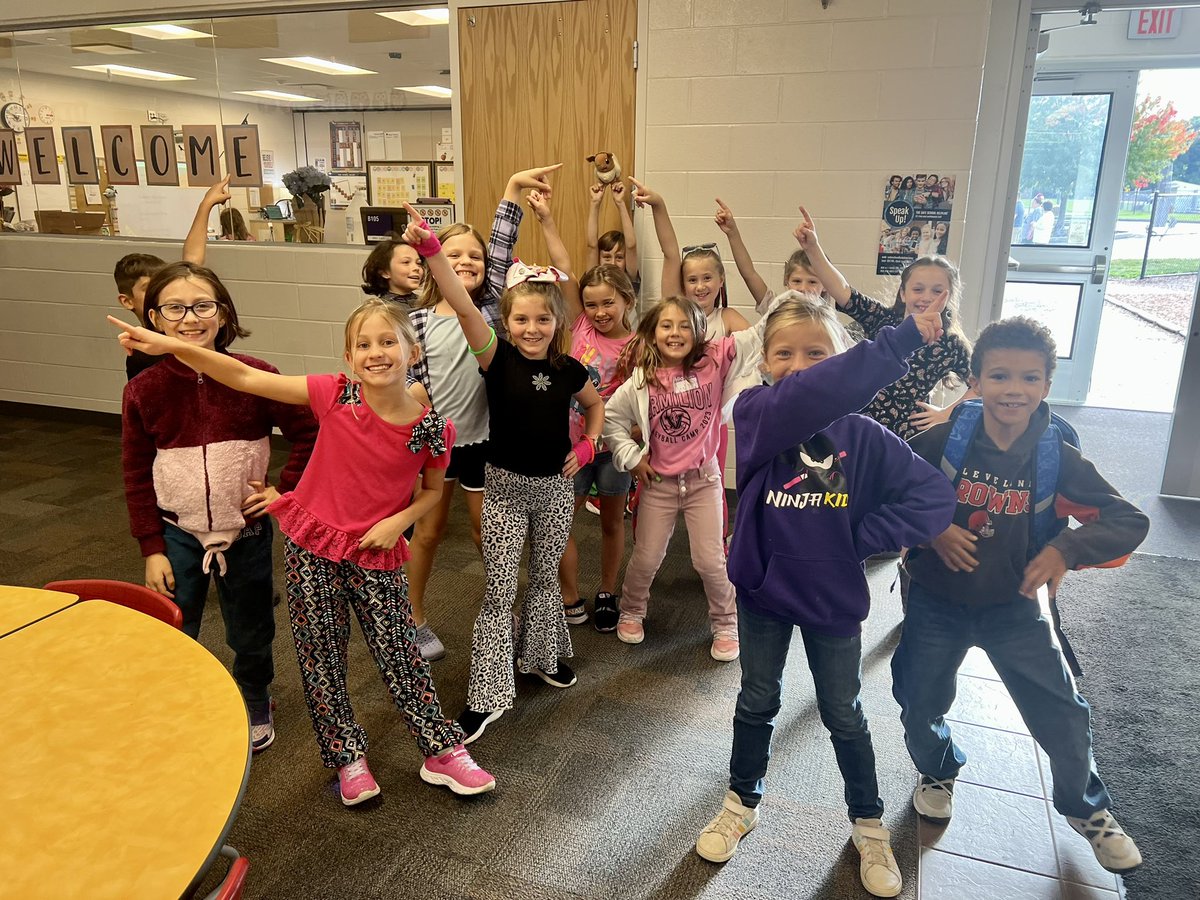 There’s no better way to start the day than a disco party in the hallway!! 🪩🕺