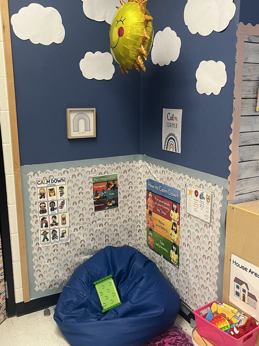 Look at these inviting learning spaces in <a href="/NatalieResendi1/">Natalie Resendiz</a> classroom at <a href="/NISDCole/">Cole Elementary</a> 😍 Family photos hanging in the dramatic play area 😍 An invitation to display art 😍 A safe space to self regulate 😍 Labels &amp; picture cues to support learning 😍 Thank you for letting me visit! ❤️