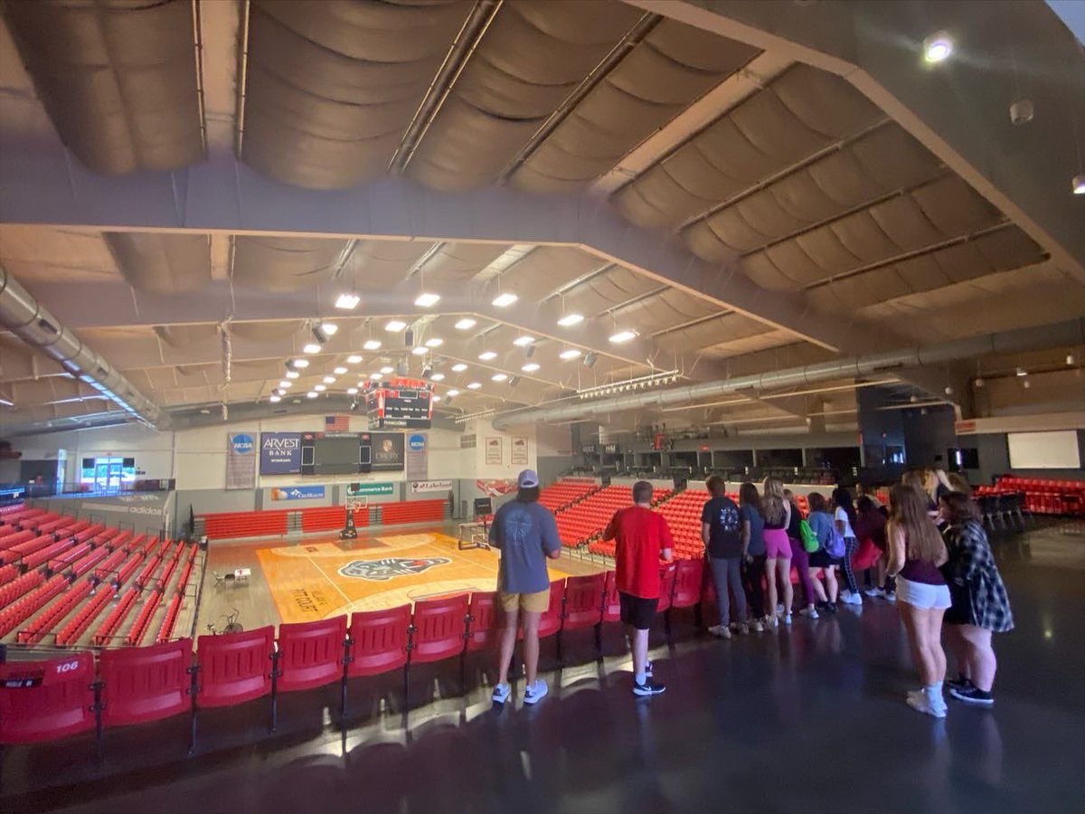 AHSCollegeCentr's tweet image. A beautiful day to tour @DruryUniversity with my @AfftonHS students! Great athletic facilities for their NCAA DII teams. We met the University President and was taught about Drury Fusion credentials (all graduates walk away with three for employment) Go Panthers!