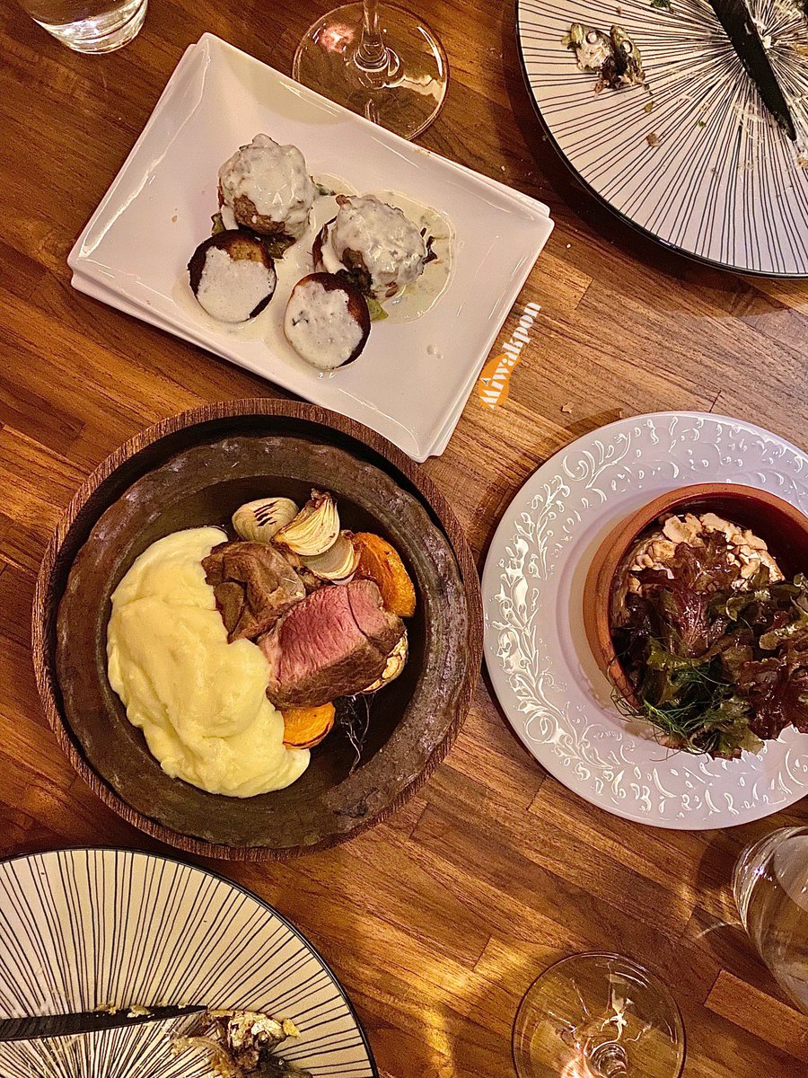 miwakpon's tweet photo. Les gars, on a trouvé une pépite à Calavi : Jimmy &amp; Nina 🍽️

Un restaurant gastronomique qui vous accueille avec un menu gourmand et une piscine gratuite. 

💰40.000francs/personne https://t.co/XtP1ukfChH