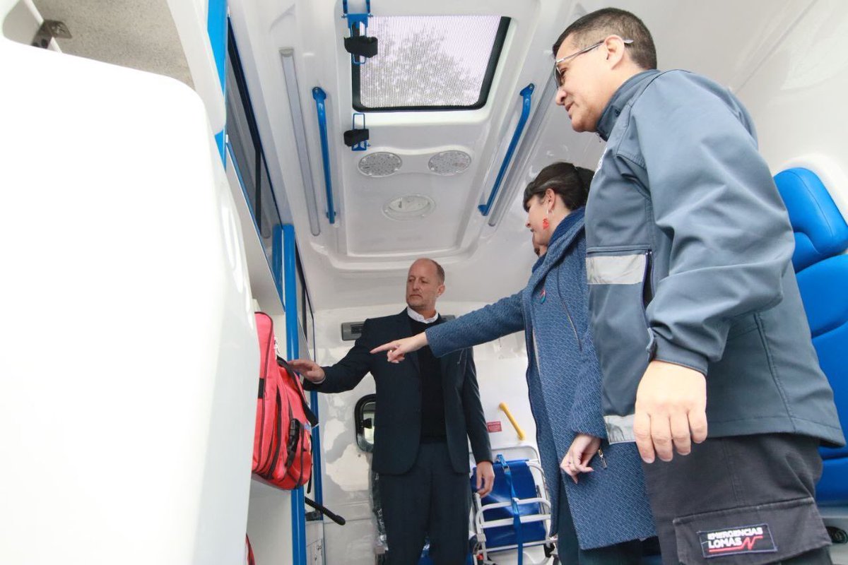 alexiannavarro's tweet photo. En #LomasDeZamora📍:

✅️Hicimos entrega de 2 nuevas ambulancias para el servicio de emergencias del municipio.

✅️ Visitamos el @HIGAGandulfo para inaugurar el sector de Diálisis del efector que mejorará la calidad del servicio y tratamiento 👇🏼 https://t.co/UdaQBI6nPo