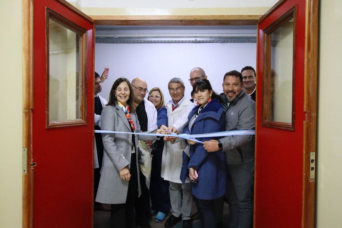 En #LomasDeZamora📍:

✅️Hicimos entrega de 2 nuevas ambulancias para el servicio de emergencias del municipio.

✅️ Visitamos el <a href="/HIGAGandulfo/">Hospital Gandulfo</a> para inaugurar el sector de Diálisis del efector que mejorará la calidad del servicio y tratamiento 👇🏼