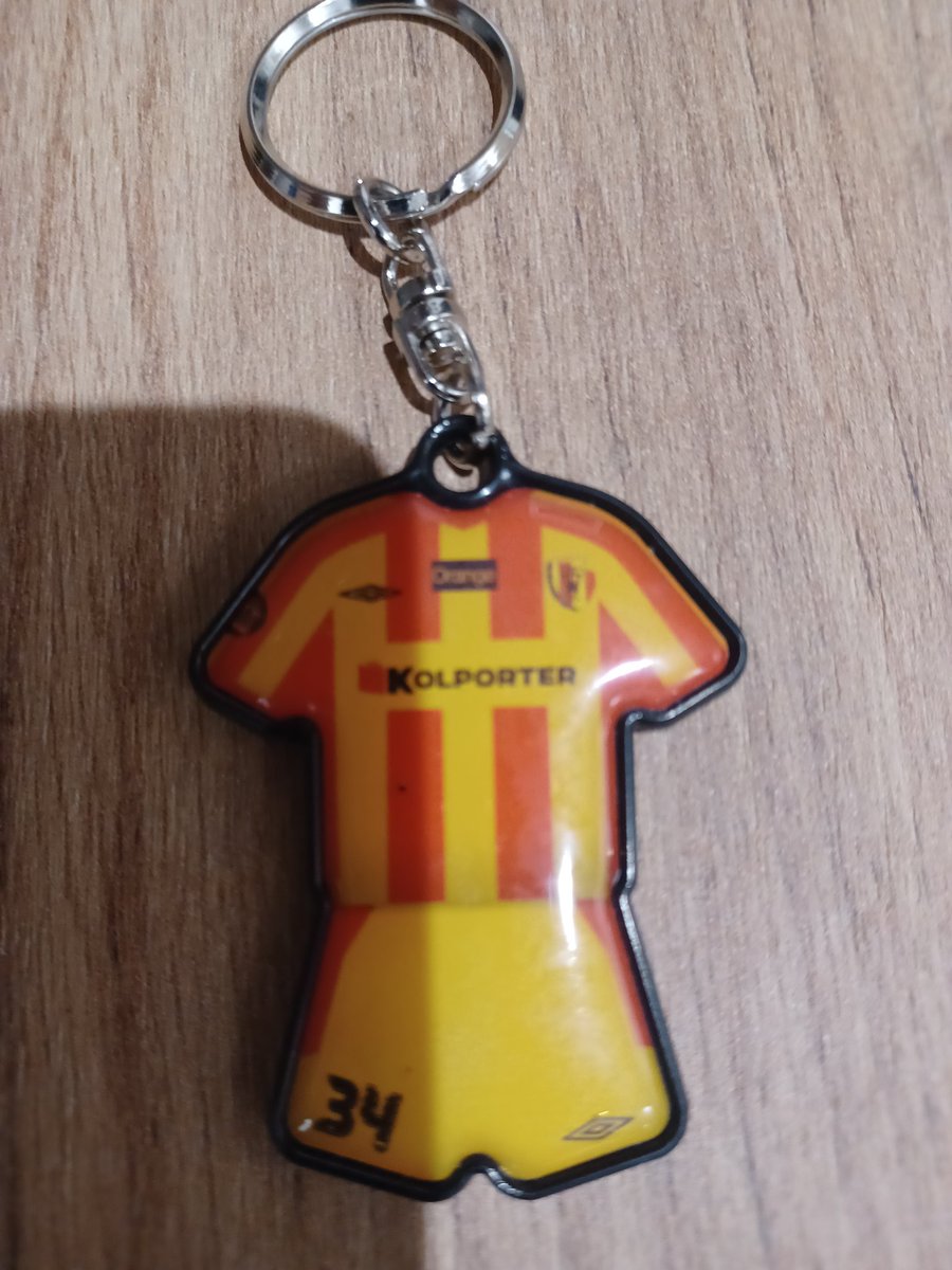 Paw_Dan's tweet photo. Do oddania, może jakiś Wasz fan kolekcjonuje gadżety klubowe?
@ArkaGdyniaSA @RuchChorzow1920 @Korona_Kielce 
Parę dobrych lat przeleżały w domu, najwyższy czas dać im drugie życie :) https://t.co/4KvwPK4bv0