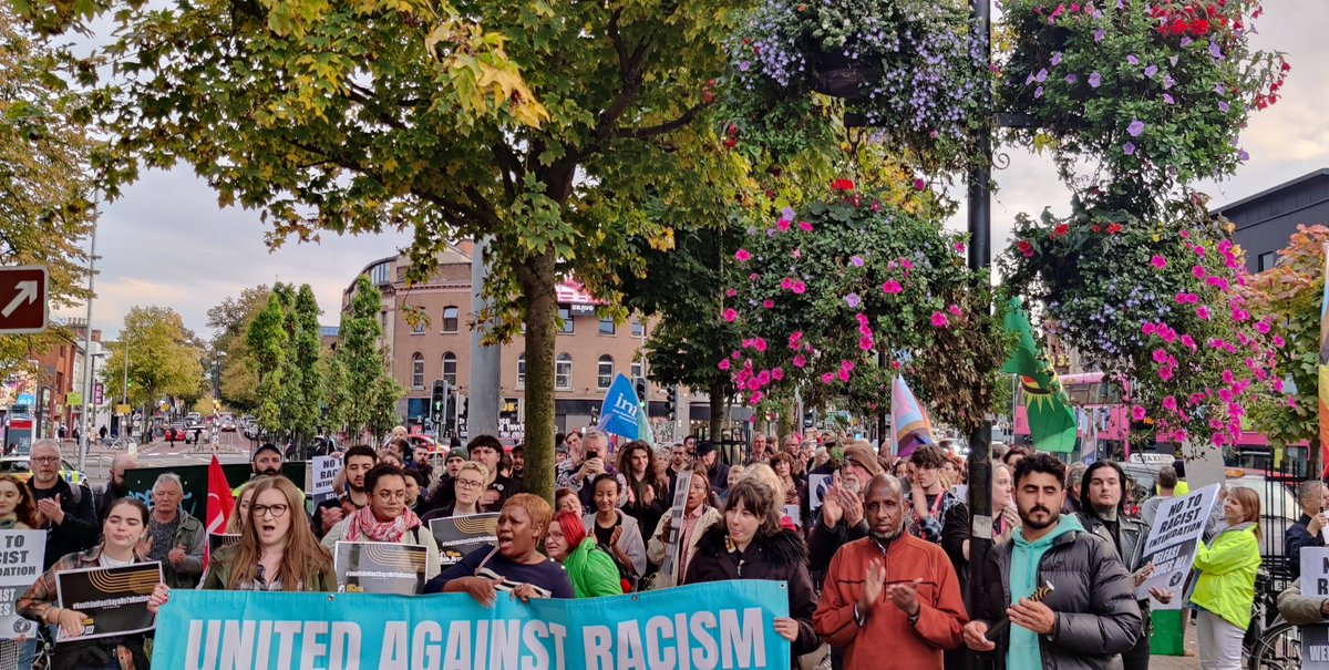 Fantastic crowd tonight. Fair play to @BelfastUar for organising and every person and group who turned out. Racist intimidation grows in confidence when it goes unchallenged. Solidarity beats it back ♥️ #fáilteroimhtheifigh #RefugeesWelcome