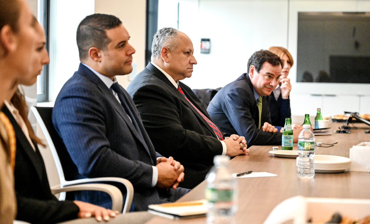 SecNavPhelan's tweet photo. Today I visited @Ginkgo in Boston to discuss &amp; hear about efforts related to biosecurity. We must be proactive &amp; discuss concerns of today to prevent issues of tomorrow. Biology doesn't recognize borders. That's why biosecurity in all its forms is a matter of national security. https://t.co/qgLOSjafGu