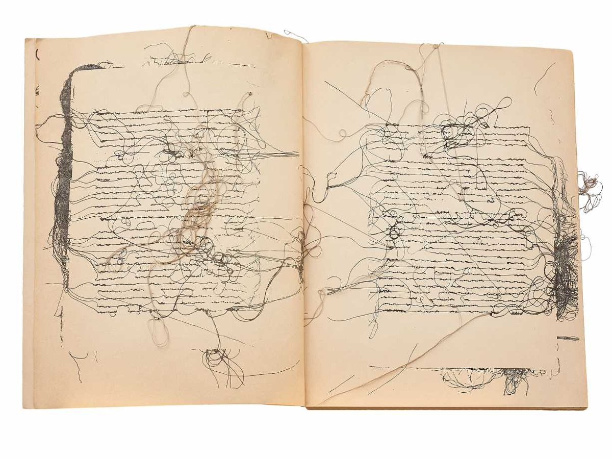 Andere schreiben Bücher - sie nähte Bücher und schuf damit eine ganz eigene Form der Konkreten Poesie. 
Einige Werke der großen sardischen Künstlerin wurden 2017 postum auf der documenta 14 gezeigt.

Maria Lai
27. September 1919 - 16. April 2013