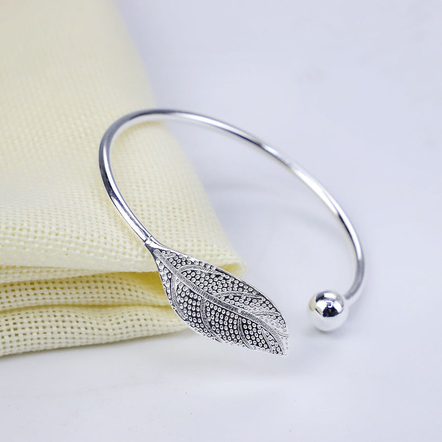 LEAF BRACELET
This Leaf Bracelet from Rofia Manimalist is a stylish and attractive accessory for any woman. Crafted from 925 silver, it features a
#LeafBracelet
#NatureJewelry
#BotanicalBracelet
#LeafyStyle
#rofiamanimalist@rofiamanimalist