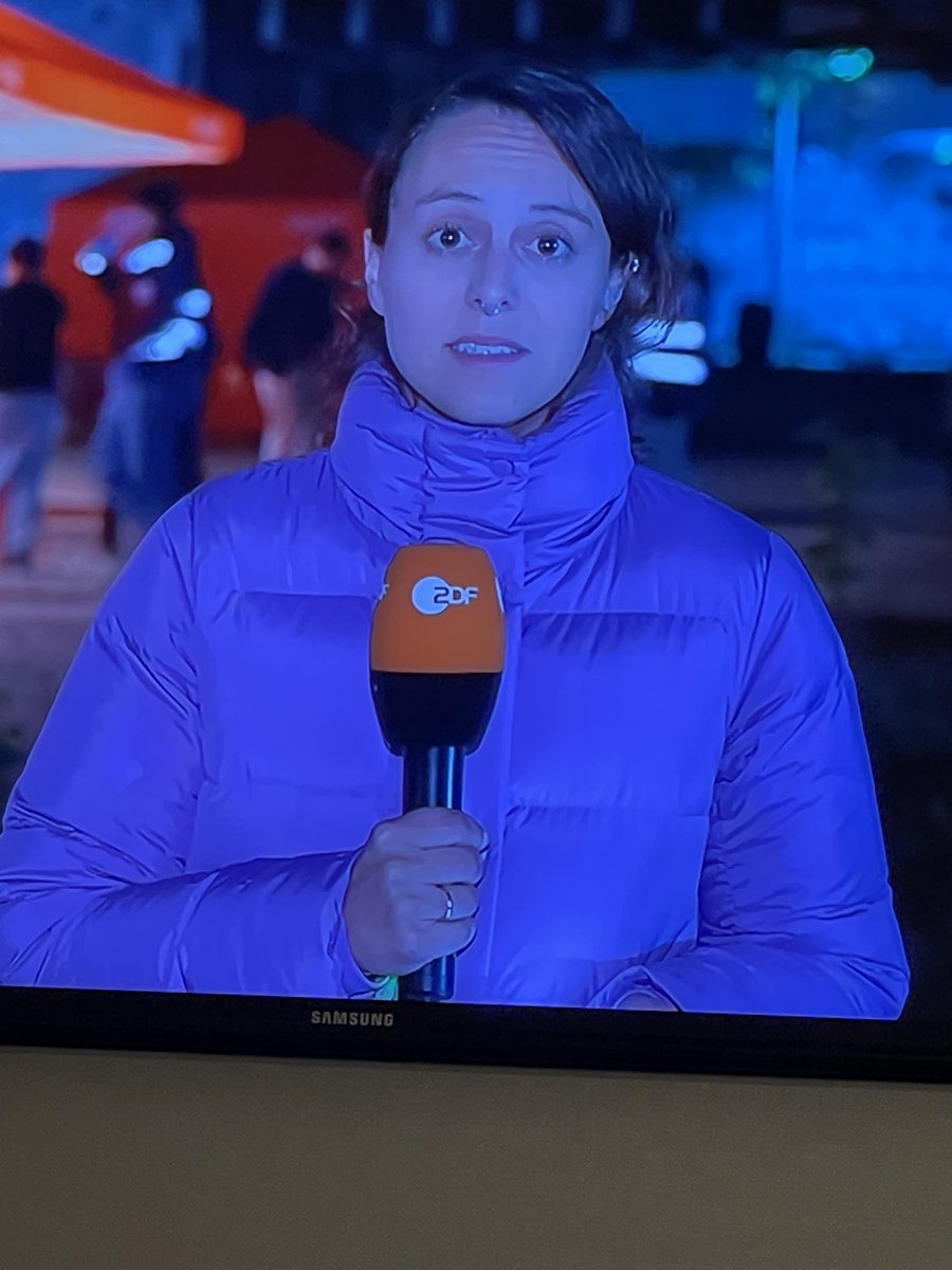 HeiseThomas's tweet photo. Reporterin mit Nasenring im ZDF. https://t.co/F9zXaMu4Iv