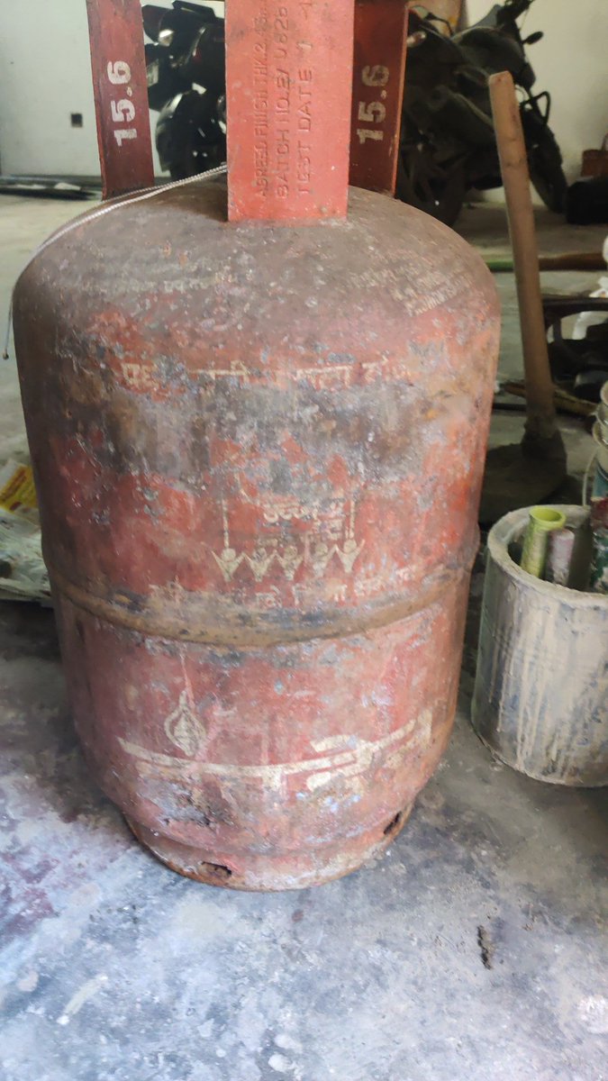 dins301's tweet photo. @IndianOilcl Please see the standard of your cylinders being delivered. And it seems it's a good cylinder. So claimed by the delivery man https://t.co/Gm7cCxF7vE