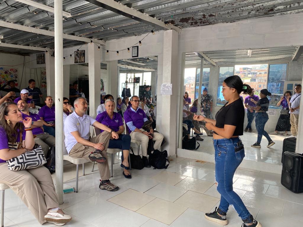 UNFPAColombia's tweet photo. 📍¡Qué alegría❗ #Hoy desde Siloé, en Cali, presentamos la 2da fase de #VocesdePoder, visitando iniciativas juveniles participantes del proceso.
Este proyecto es financiado por @UNPeacebuilding, liderado por @UNICEFColombia, #UNFPAColombia y @OITAndina 👉🏾https://t.co/0Imgtbepyf https://t.co/WYeHz6eYTB