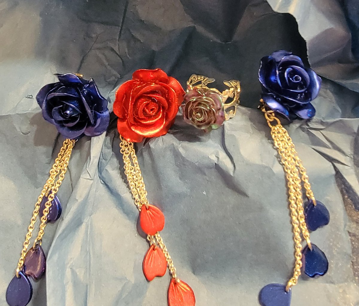 morbidprose's tweet photo. Thank you @_Mikrathene_  these pieces are absolutely gorgeous! #bluerose #rose #multichrome #jewelry #gothic #gothiclolita https://t.co/LLp9S9PLcz