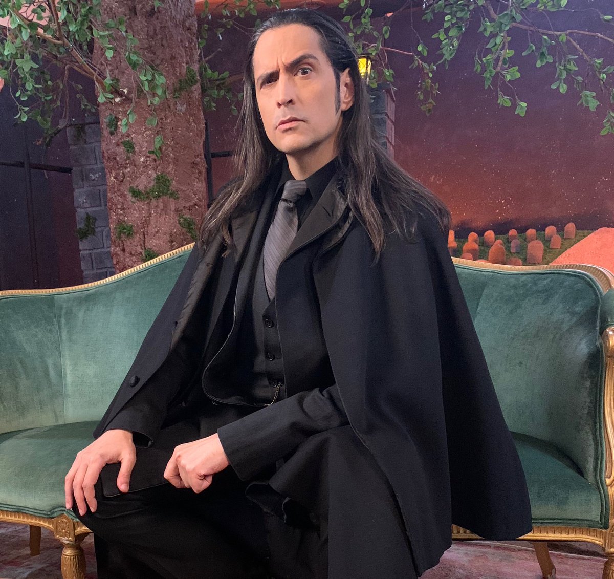 Mark_Meer's tweet image. 💀 Me as The Keeper of Arcane Lore, plus the amazing team of @seersword, Patrick Logan, @nouralogical &amp;amp; @JCVIM - my intrepid investigators for GRAVEYARDS OF ARKHAM (coming soon from @Chaosium_Inc &amp;amp; @goodtimesociety!)

#CallOfCthulhu #HorrorRPG #rpg #ttrpg #GraveyardsOfArkham