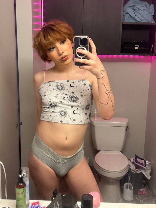 can i attract any straight men? 😳 https://t.co/lDco218O3j