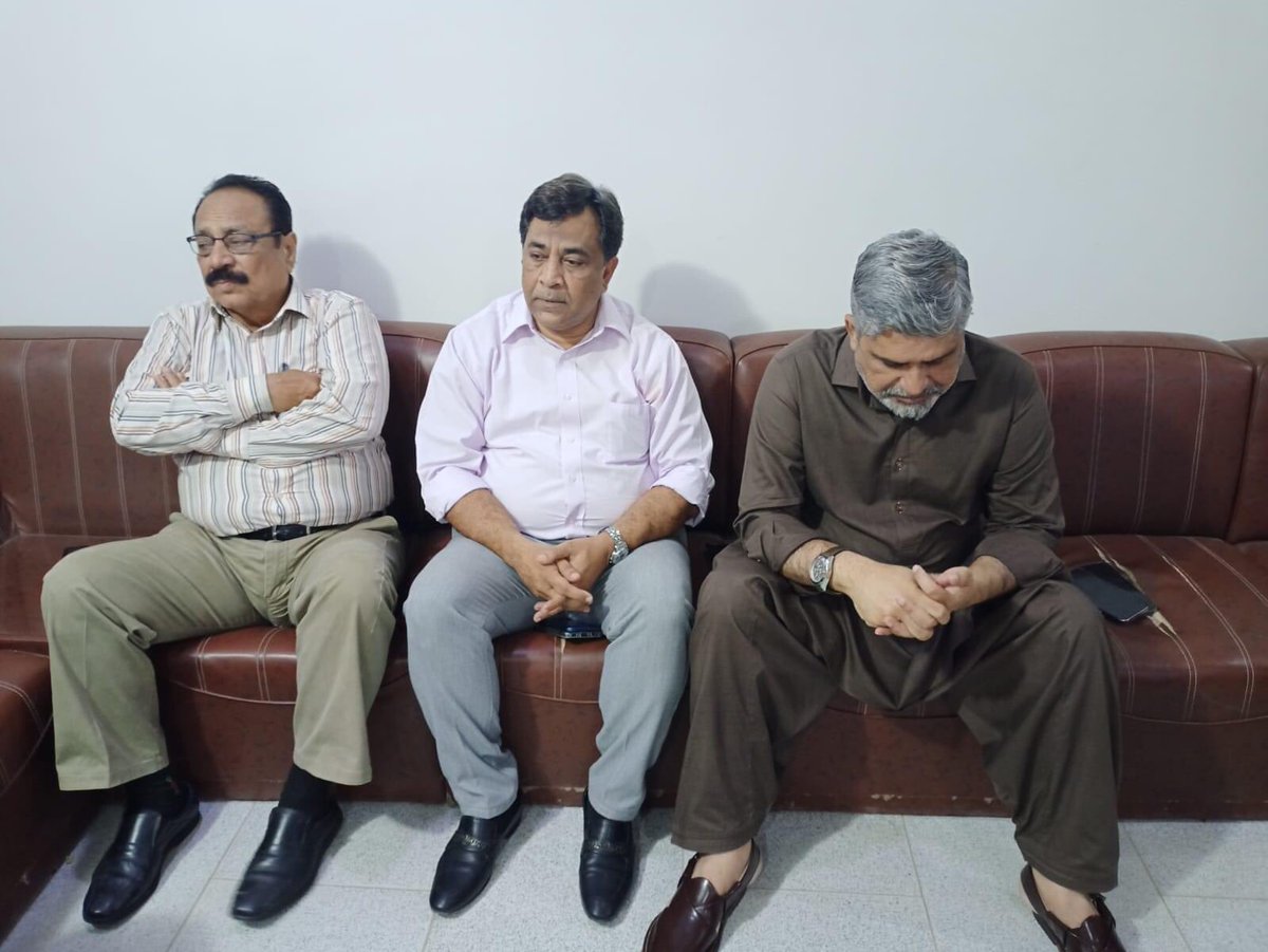 JunaidNn's tweet photo. ایم کیو ایم پاکستان کے ڈپٹی کنوینیر انیس قائم خانی بھائی و اراکین رابطہ کمیٹی سی او سی کے انچارج فرقان اطیب بھائی اراکین سی او سی کمیٹی نے ملیر ٹاؤن آفس میں میٹنگ کی https://t.co/MpJMHk0fCB