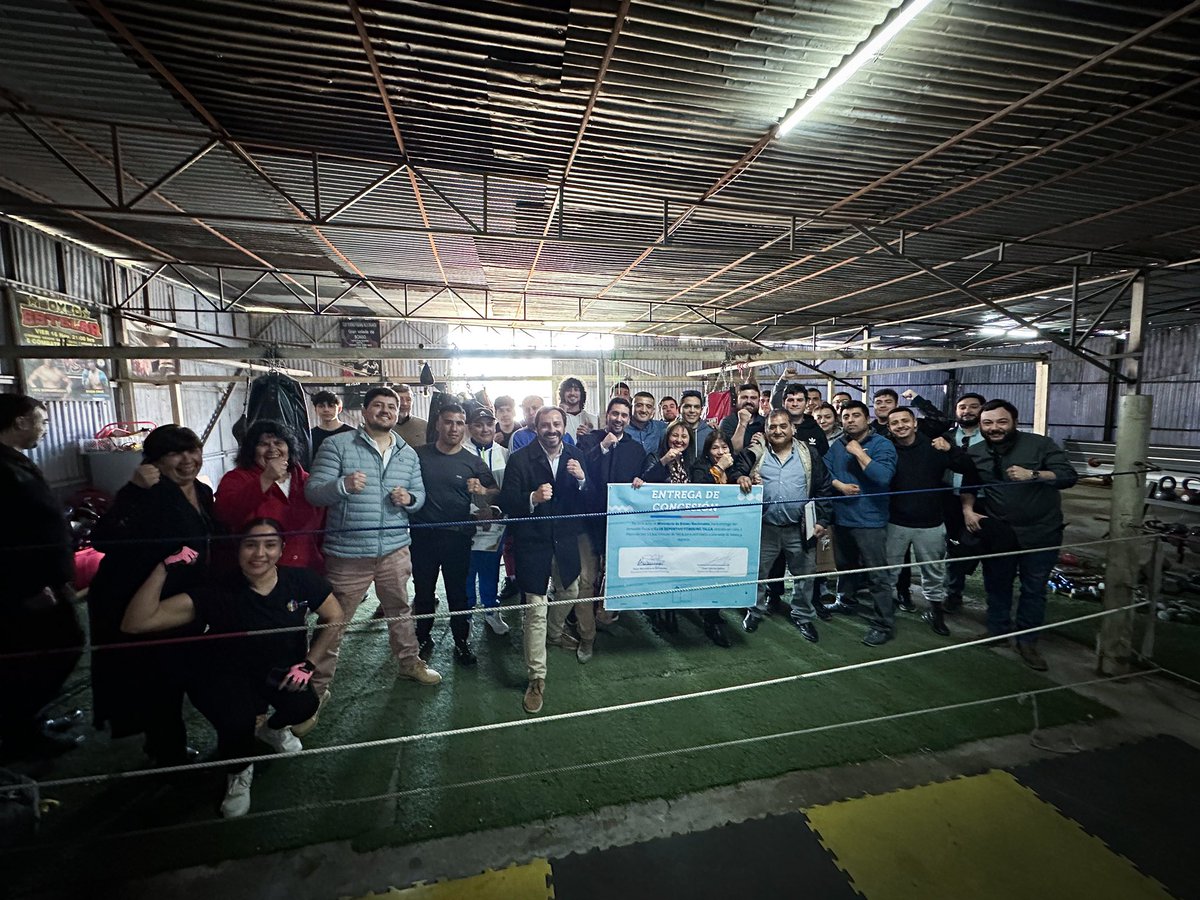 MauleBBNN's tweet photo. Buenas noticias 💪🏻
Entregamos una Concesión de Uso Gratuito por 5 años al Club deportivo Fitboxing de Talca. Va a beneficiar a 100 jóvenes, niños y adultos mayores a través del deporte, acondicionamiento físico, entrenamiento amateur y profesional en la especialidad de boxeo
🥊🏋🏻‍♀️ https://t.co/HxqLFebNKw
