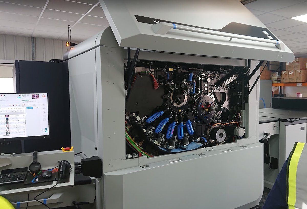Evening all, what's occurrin' ?

Spent this afternoon in the company of the biggest printer I've yet seen, an HP Indigo 15k. What a machine!

Yes, that pallet is 'the paper tray'

AND we got to wear hivis waistcoats 🤣

 #SBSWinnersHour