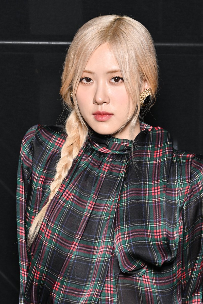 etnow's tweet photo. #BLACKPINK's Rosé arrives at the Saint Laurent's spring show. #ParisFashionWeek https://t.co/SXRRHBUWfr
