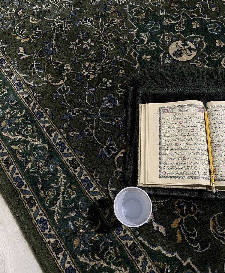 - qui est resté avec toi ?

- الله