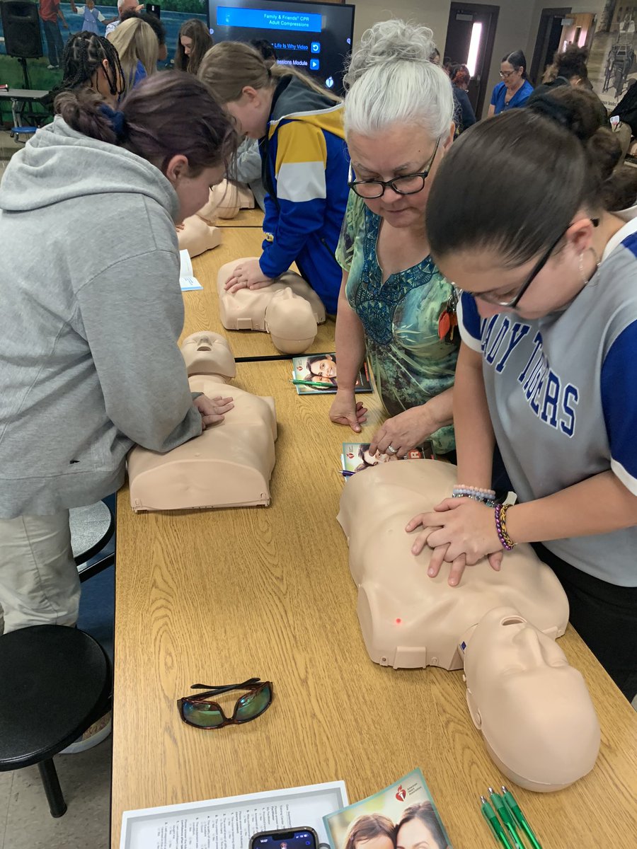 WestBemisJMCSS's tweet photo. 🩺 A big THANK YOU to the Nurse Education from West TN Healthcare for teaching our Health Club hands-on CPR training!! 🩺 #TigerTown #FutureMedical #HealthClub https://t.co/fdZCn8kkJ2