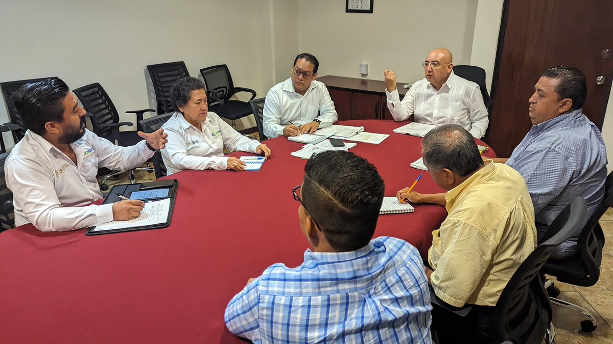 ContraloriaGro's tweet photo. El Secretario de #ContraloríaGro @Victor_EArenas, realizó una mesa de trabajo con la Directora General del @acabusoficial, Sara Sebastián Pérez y el Director de Planeación del Acabús, Miguel Rivera, con la finalidad de realizar la revisión de los procedimientos de las sesiones.. https://t.co/VY64vuTiiG