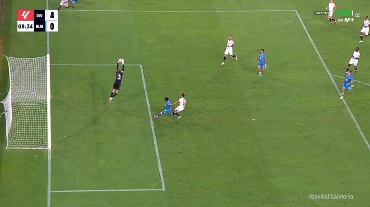 14eduSanina's tweet photo. Diferentes jugadas, pero con un mismo denominador común: Cuadra Fernández. 

Aquel día, por lo que sea, no enseñó la segunda amarilla a Camavinga. Hoy penalti y amarilla a Navas, a pesar de que Nyland ya había cogido el balón.

Juzguen ustedes mismos. ¿Qué os parece, @CTARFEF? https://t.co/A0br3YqScv