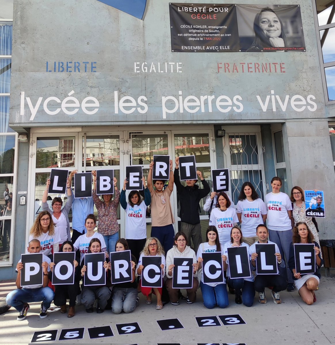 Profs et élèves unis pour Cécile Kohler le jour de son 39e anniv.
Détenue injustement depuis le 7 mai 2022, elle est innocente et nous demandons sa libération.
Nous sommes sans nouvelle depuis + d'un mois. Le silence et l'absence deviennent insupportables. 
#libertépourCécile