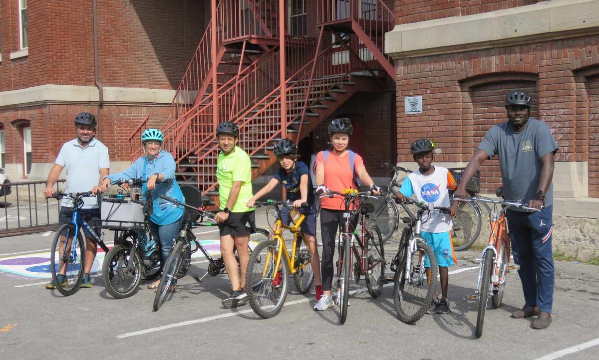 JDvoisins's tweet image. L'organisme Ahuncycle lance un projet dédié aux nouveaux arrivants d'Ahuntsic-Cartierville. Bienvélo est une initiative qui offre un accompagnement et un vélo aux participants afin de leur faire découvrir ce moyen de transport alternatif. Explications.

journaldesvoisins.com/des-velos-pour…