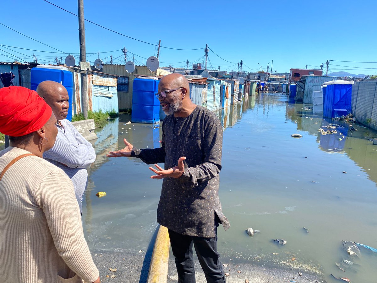 LuyandaMpahlwa tweet media