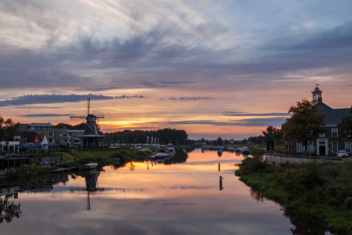 Einde van de dag in #Ommen aan de #vecht #vechtdal <a href="/MooiJunne/">Mooi Junne</a>  #sunset #mooieluchten