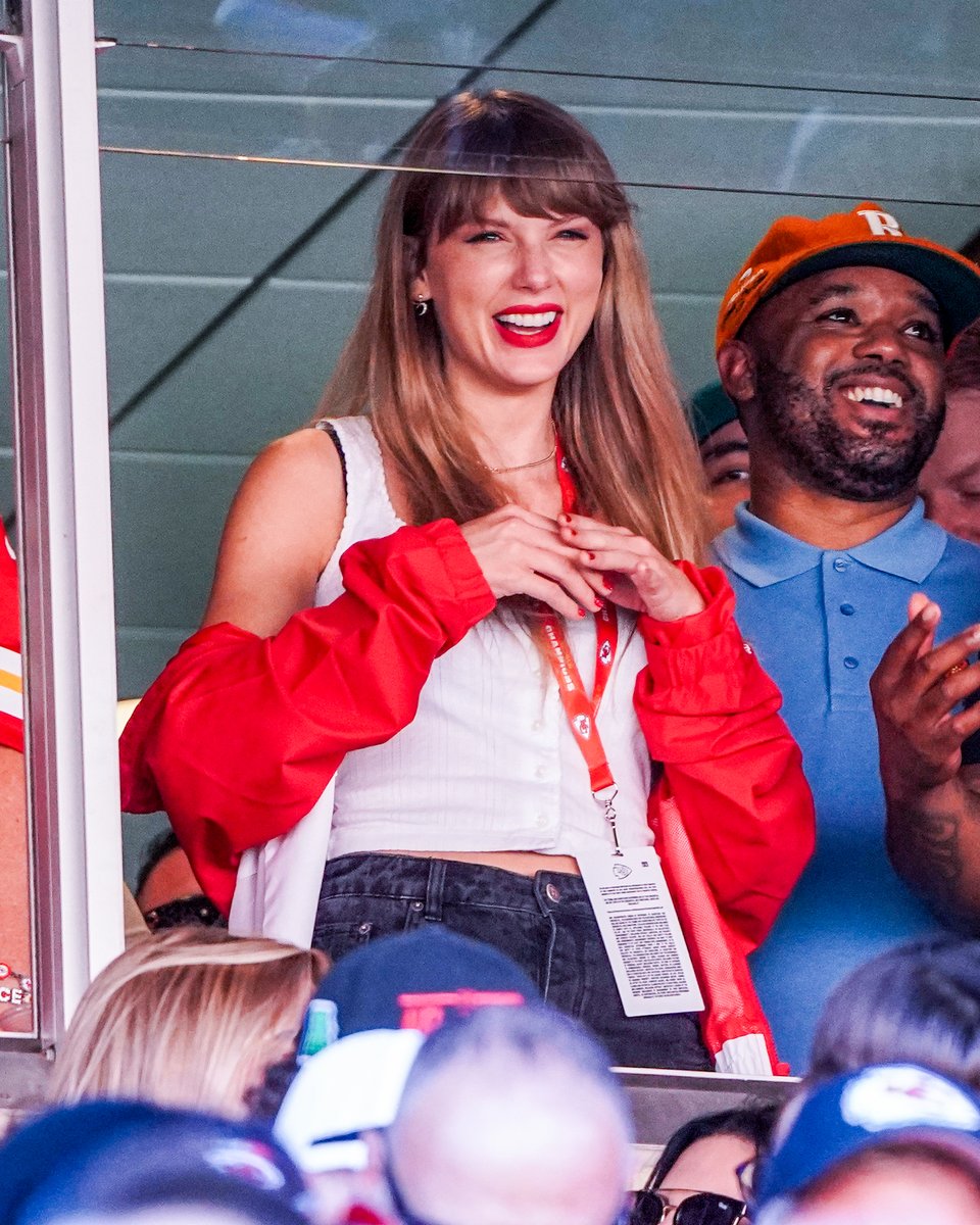Since Taylor Swift showed up to Sunday's Chiefs-Bears game:

• 400% spike in Travis Kelce jersey sales
• Kelce's podcast ranks #1 overall on Apple
• Kelce adds 383K Instagram followers
• 24.3M viewers watch, #1 game this week
• 63% jump in female viewers age 18-49
• 3x