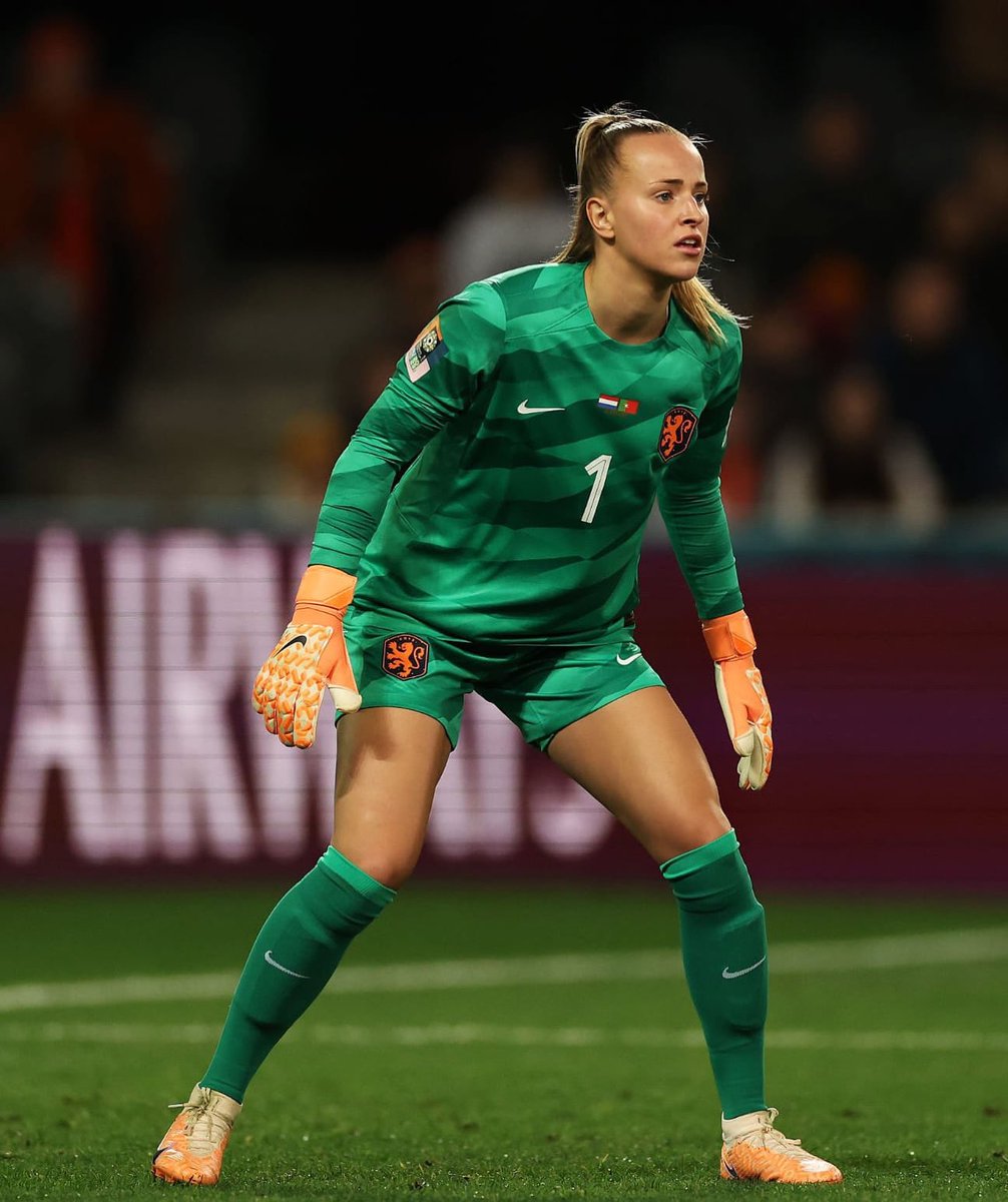 Daphne van Domselaar is de beste keeper die 'we' hebben sinds Edwin van der Sar!!! 😎💪💪💪

#NEDENG