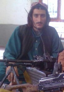 Nasibullah52113's tweet photo. د مزار په سر يې ترخې راشنې شوي.
يو سړی تر خاورو لاندې لا ژوندی دی.
دانغماسي زلمیو ستر سالار ،
اتلوال شهید سعید سترجنرال حاجي محمد لونګ.
تقبله الله 😢🤲🏻 https://t.co/X8dqnzM3Ed