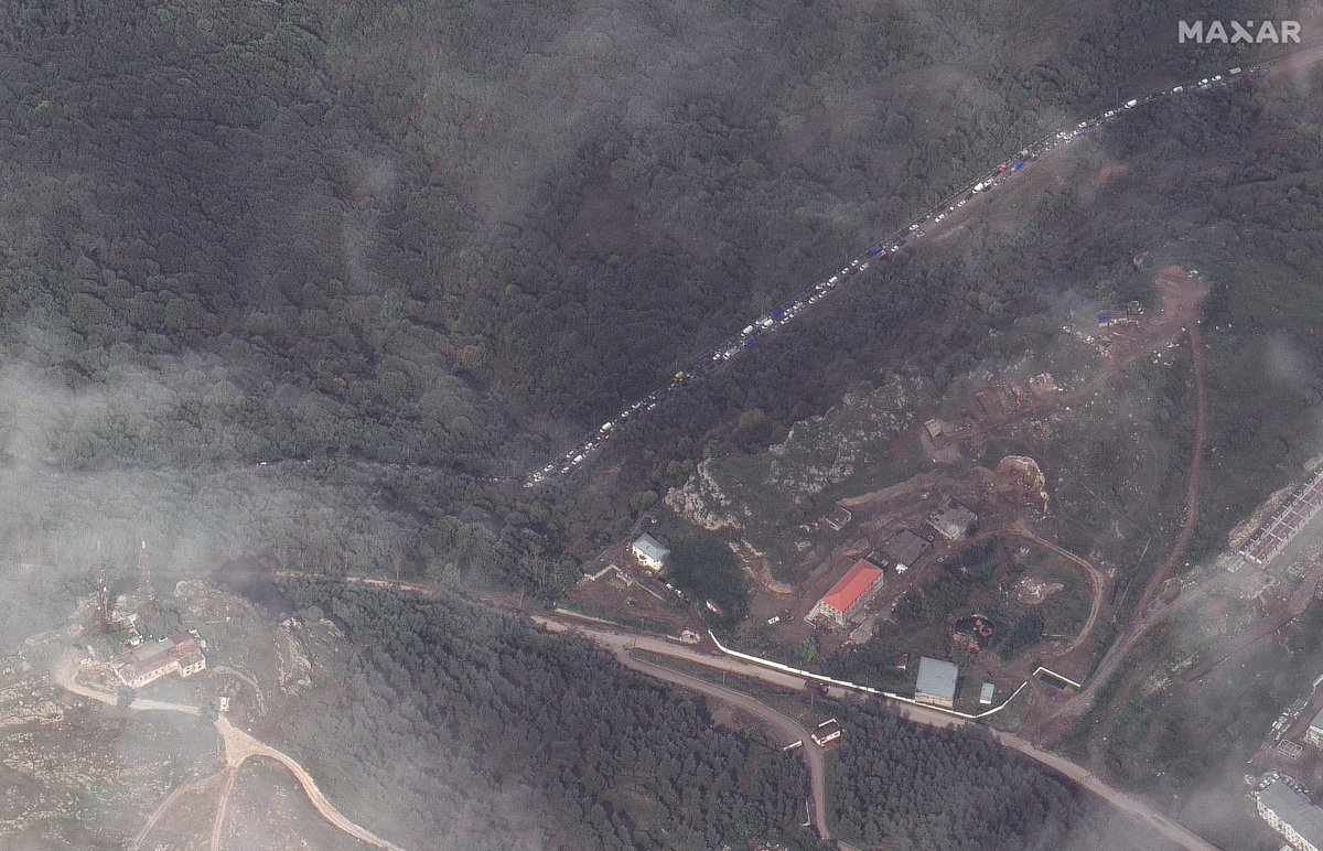 trbrtc's tweet image. Satellite imagery of @Maxar shows a long traffic jam of vehicles along the Lachin corridor as thousands of ethnic Armenians leave Stepanakert (Khankendi) and head toward Armenia to escape recent clashes and fears of ethnic prosecution.