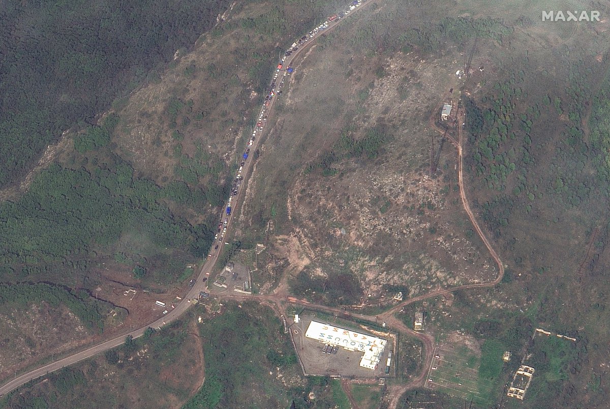 trbrtc's tweet image. Satellite imagery of @Maxar shows a long traffic jam of vehicles along the Lachin corridor as thousands of ethnic Armenians leave Stepanakert (Khankendi) and head toward Armenia to escape recent clashes and fears of ethnic prosecution.
