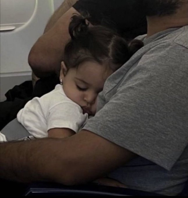 نَامِي عَلَىٰ صَدْرِي وَتَحْتَ ذِرَاعِيْ
وَاسْتَوْطِنِي قَلْبِي وَكُلَّ بِقَاعِيْ.