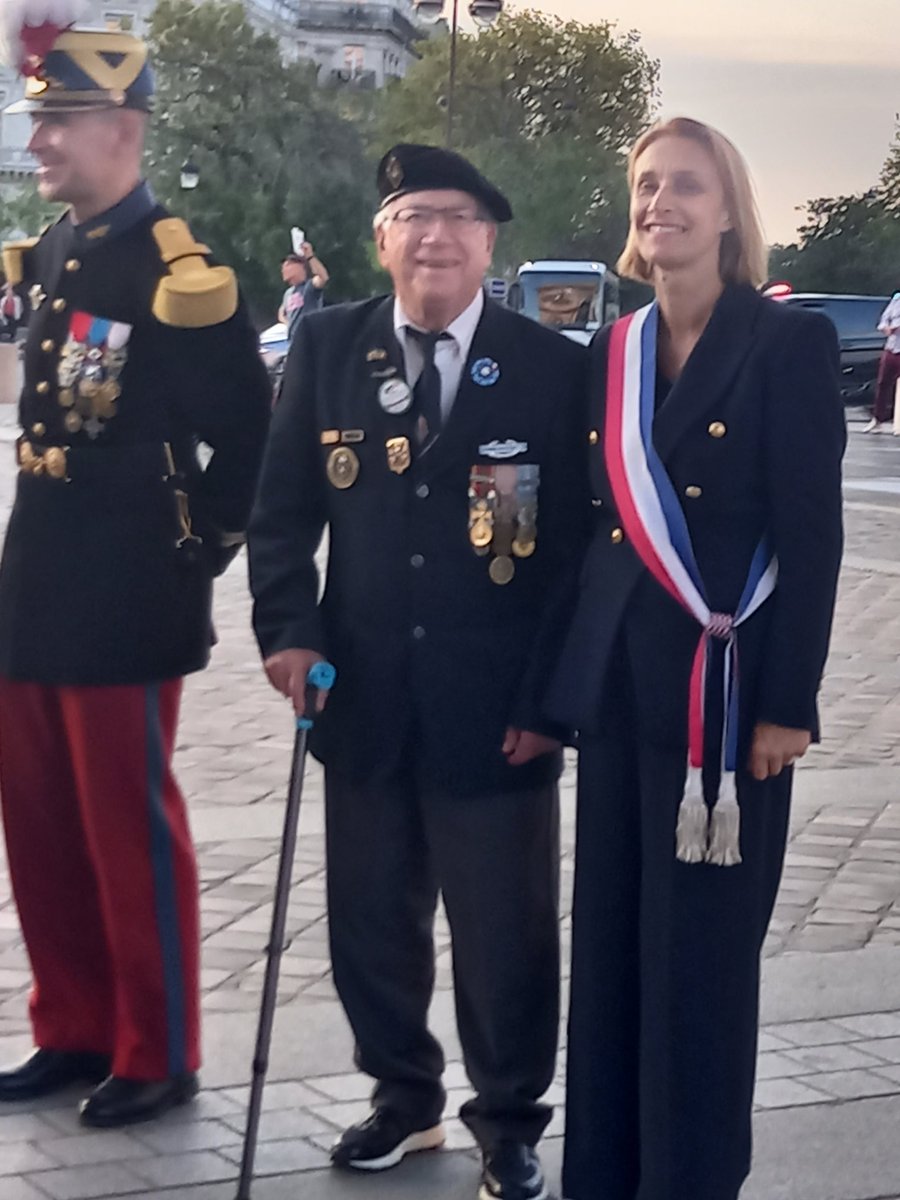 C_Derouard's tweet photo. Commémoration et prise d'arme @mairie15 par la promotion Capitaine Robert Goupil de l'école Militaire Spéciale de Saint-Cyr en l'honneur du Capitaine Robert Goupil mort pour la France le 26 septembre 1951 lors de la guerre de Corée #bataillon français de l'ONU #respect #0PEX https://t.co/IGWMakz2wa