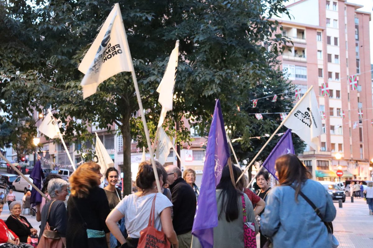 Emakumeen* eguna ospatu dugu gaur 💜

Hemos celebrado el día de las mujeres* 💜

AZAROAK 30, GREBA FEMINISTA OROKORRERA GOAZ ‼️✊🏽🔥