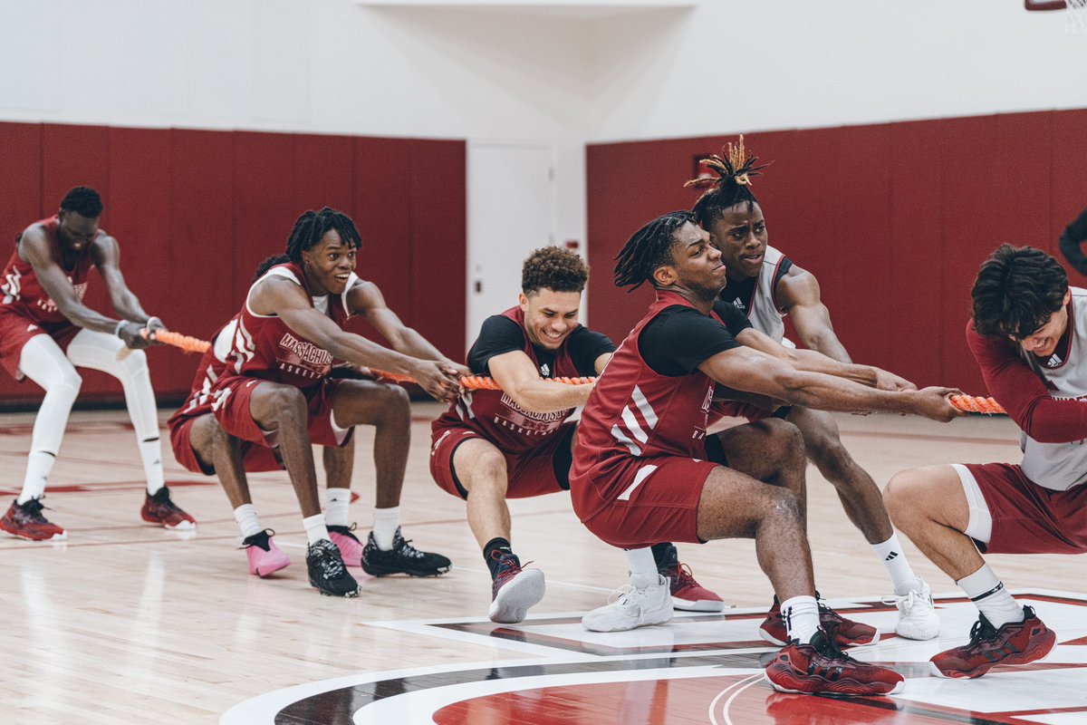 Have to take on the battles to win the 𝙒𝘼𝙍 🏀

Kicked off our first official practice with some ole-fashioned tug-of-war!!

#Flagship🚩
